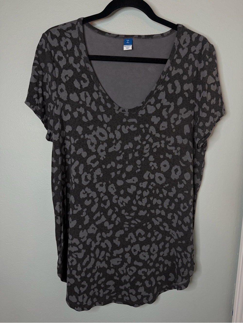 Old Navy Dark Gray Leopard Print Short Sleeve Tee